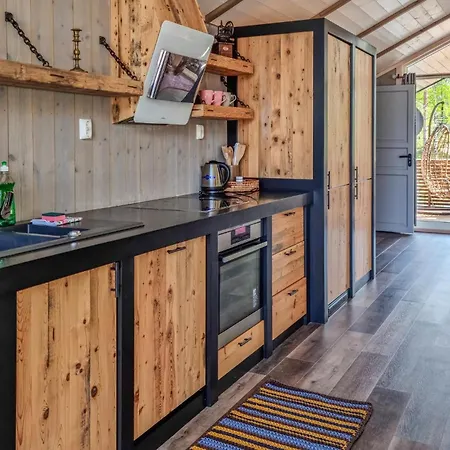 Stunning In With Kitchen بيت للعطل